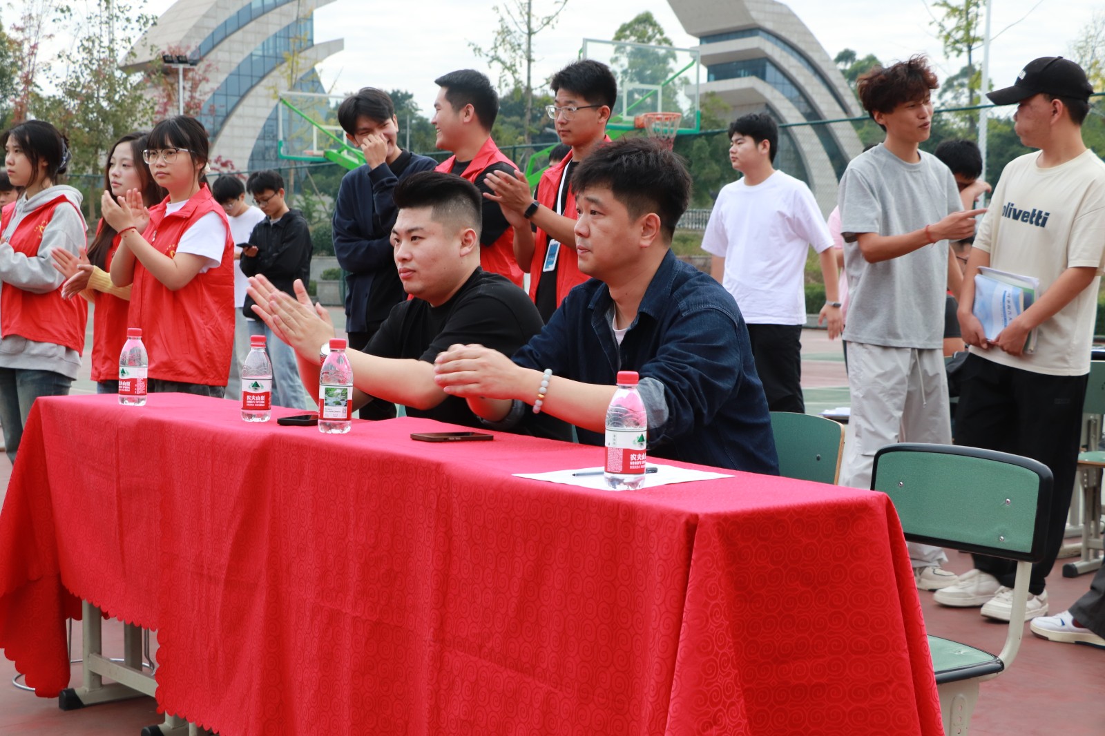 1766023056301017472.jpg 裁判及候场席.jpg