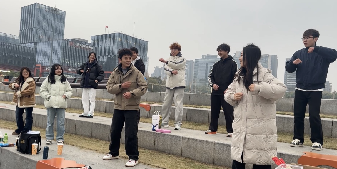 1766043165162006610.jpg 破冰游戏.jpg