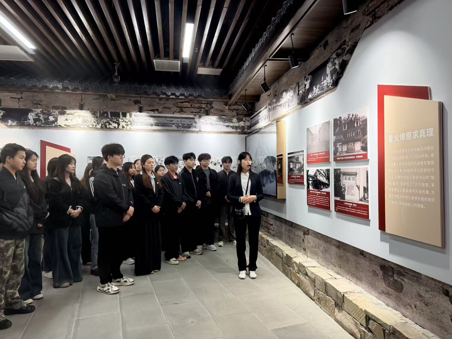 展馆内讲解.jpg