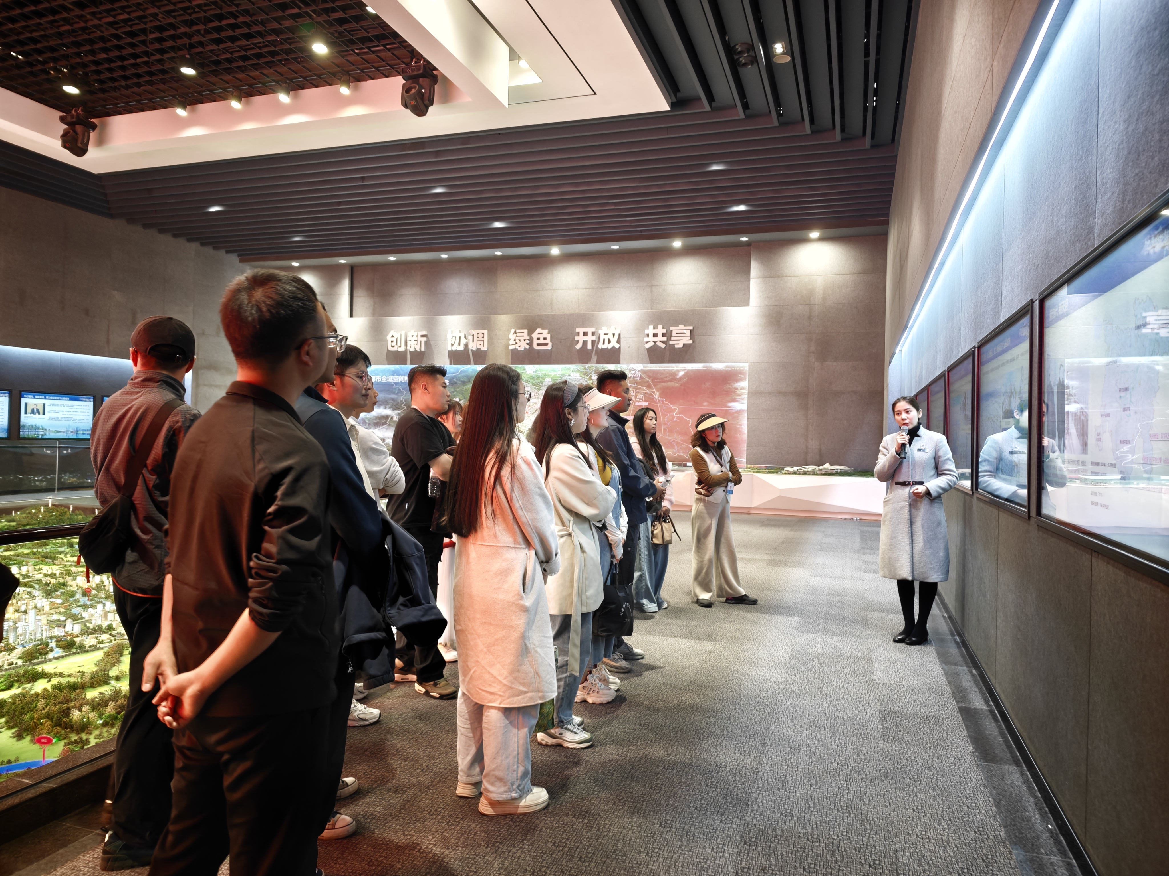 3-参观天府新区规划厅2.jpg