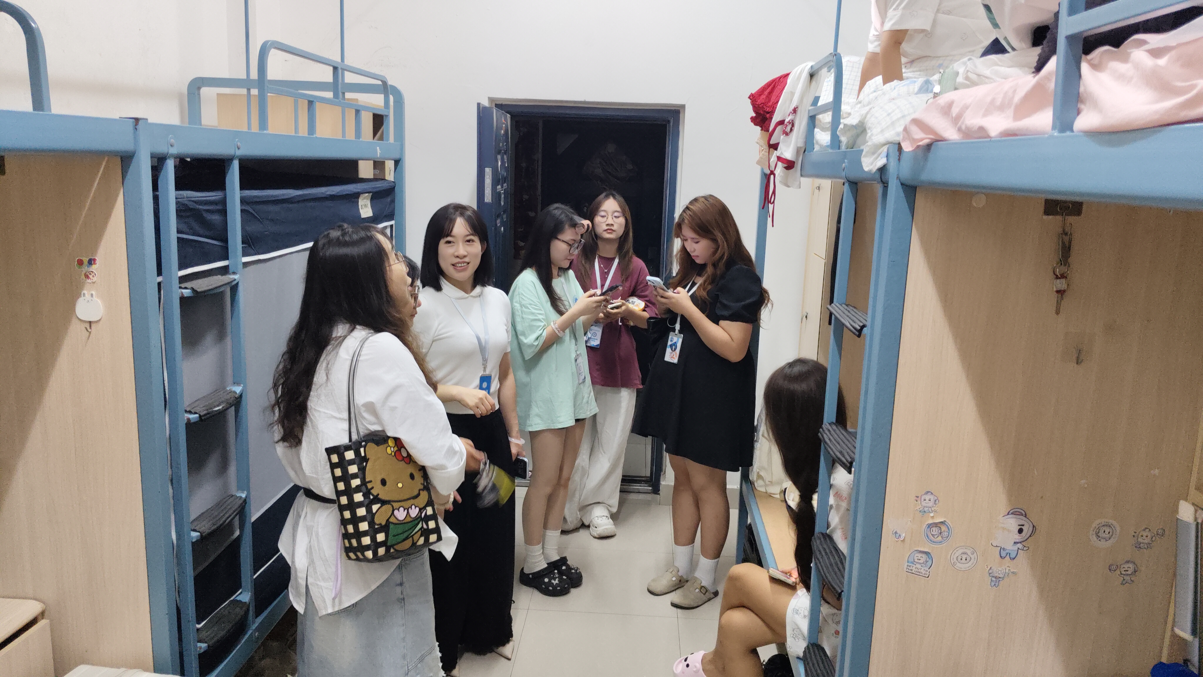 张燕书记关怀新生0.jpg